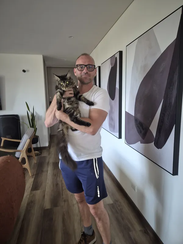 Gatito entregado a Carlos Mendoza